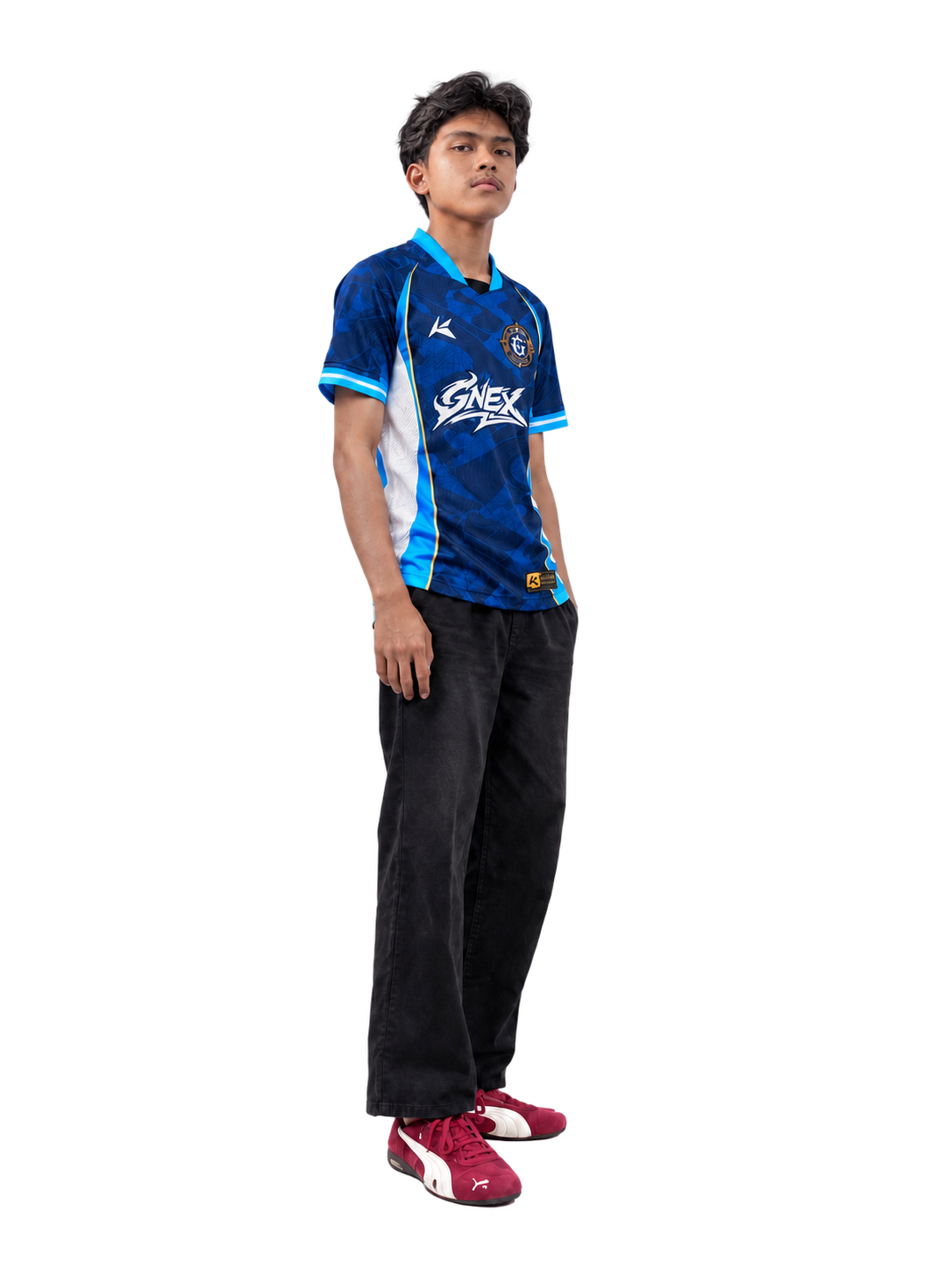 Ahli pasukan GNEX memakai jersey biru
